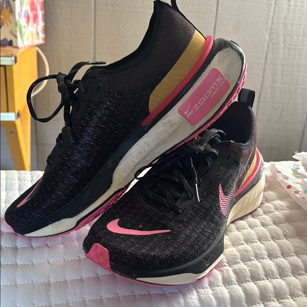Nike Black and Pink Athletic Shoes with Responsive Cushioning ZOOMX size 8.5
